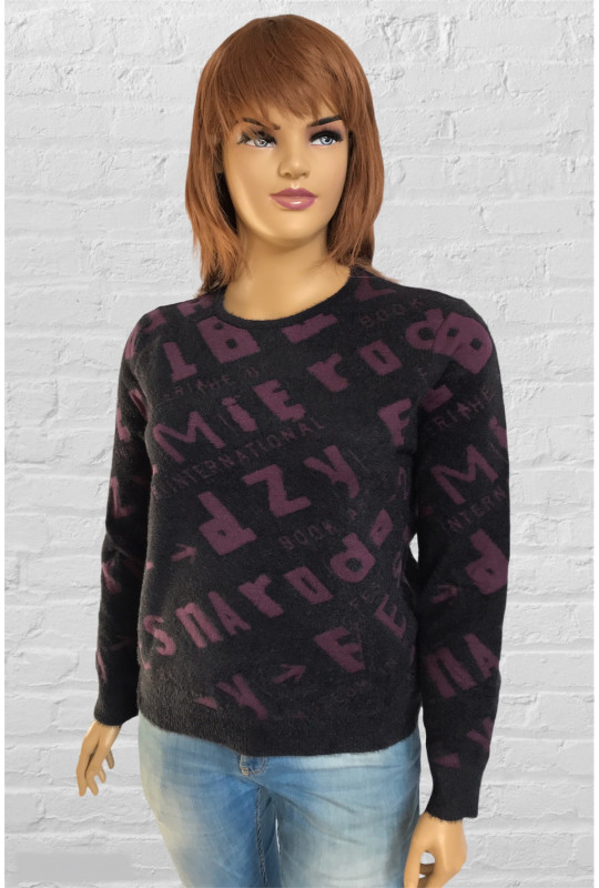 Модный пушистый свитер с буквами